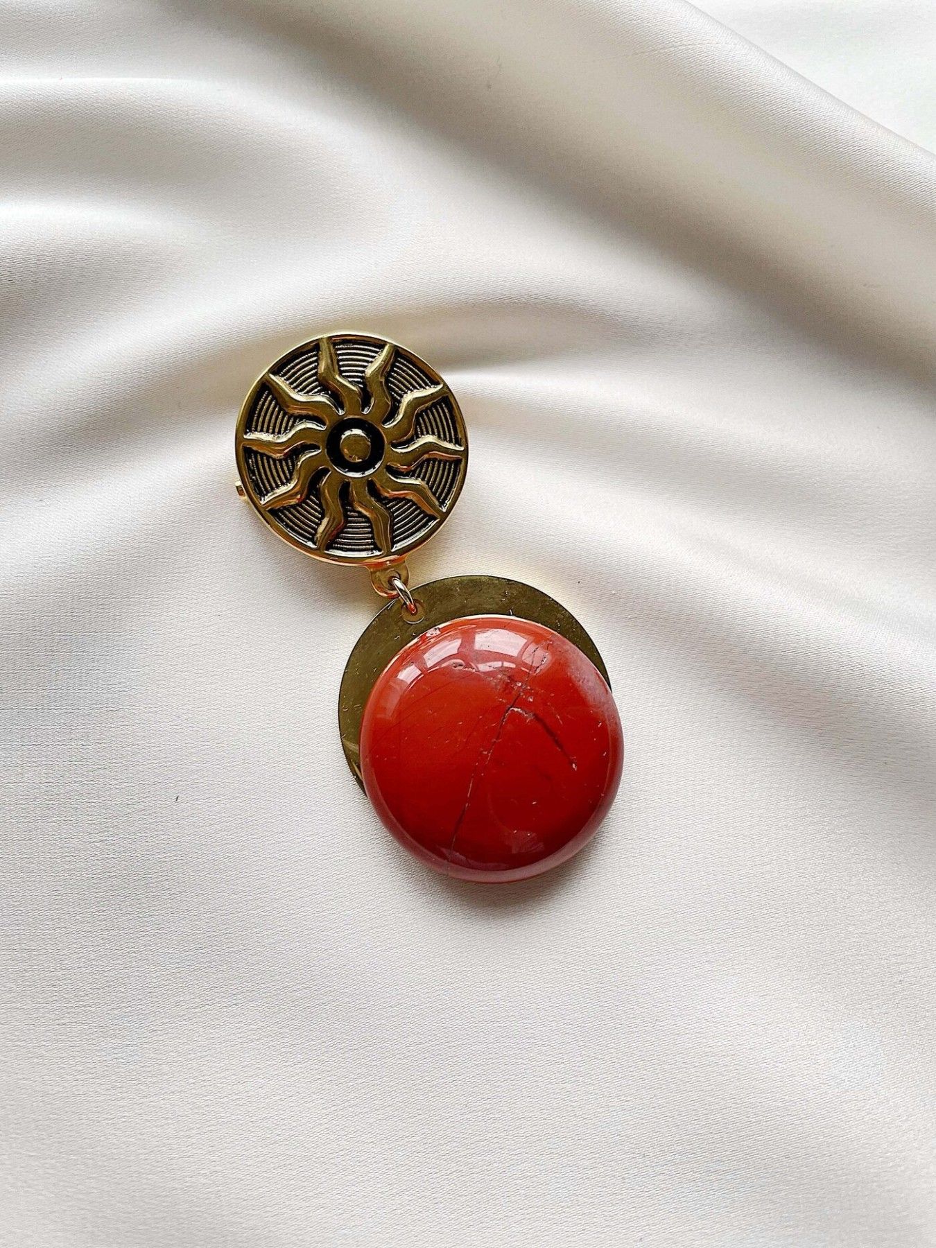 Piespraude Astra Stones, ar pusdārgakmeni, sarkanā krāsā