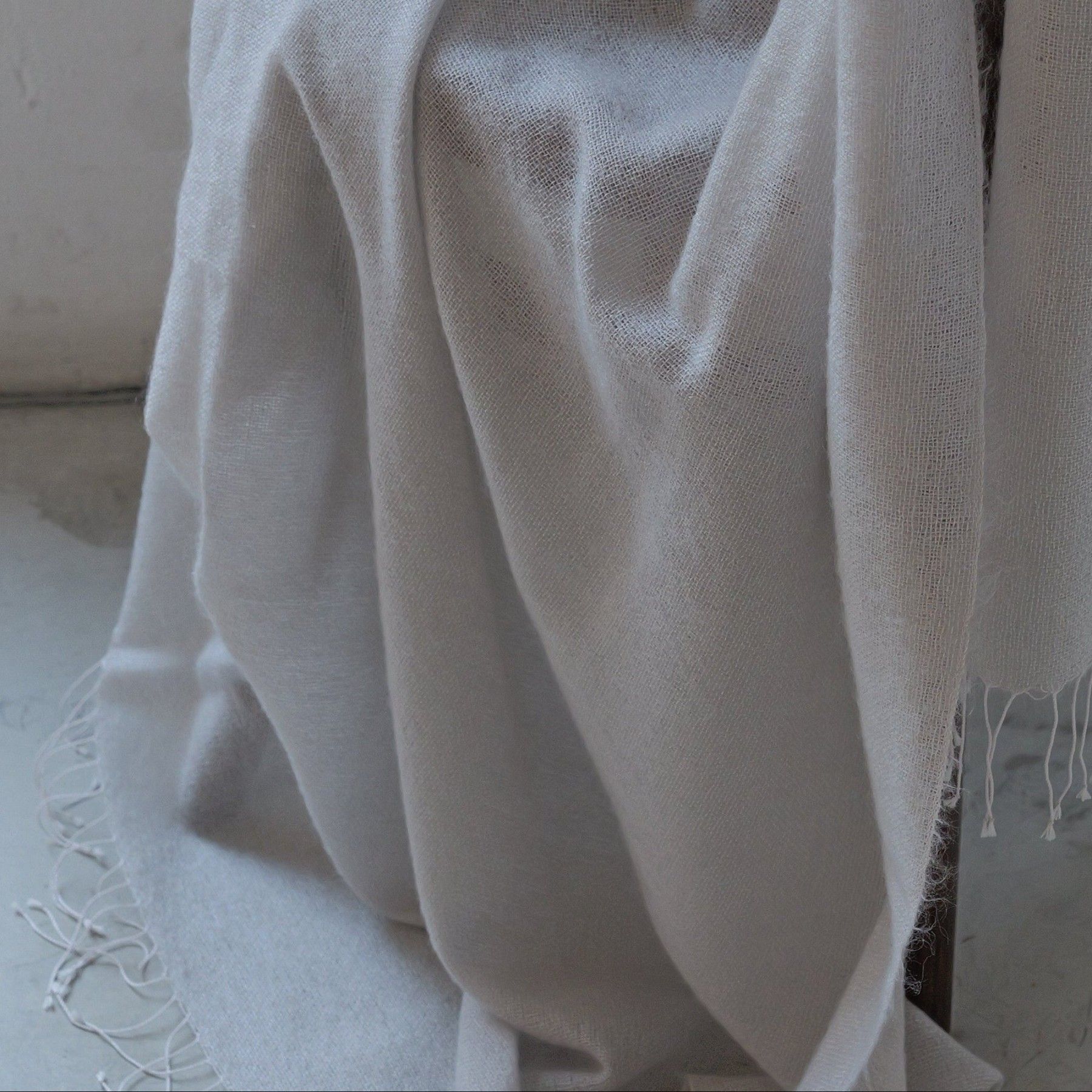 Pleds Studio Natural, pelēkā krāsā — attēls 3