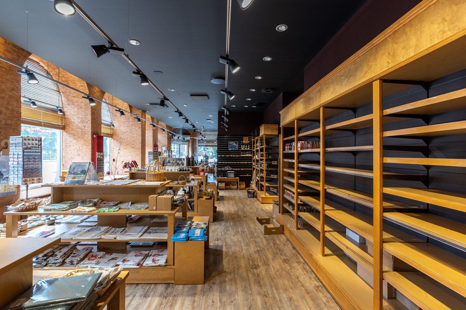 Tirdzniecības telpas 695 m², Brīvības bulvāris 19, Centrs — attēls 2