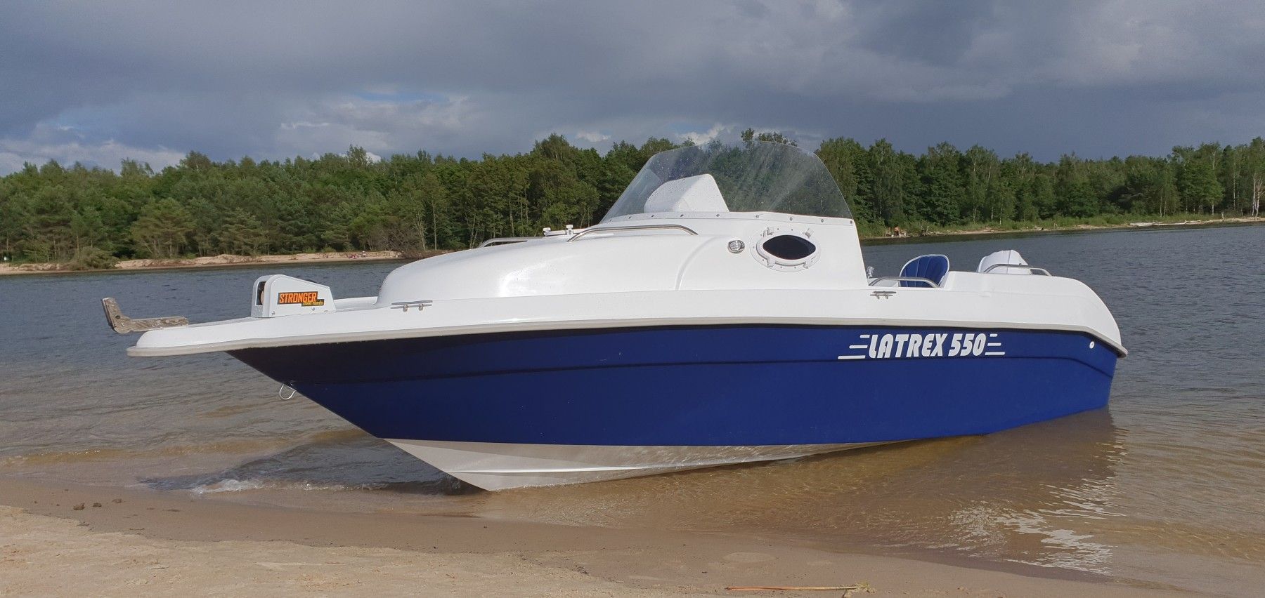 Motorlaiva LATREX 550, 5,45 m, stikla šķiedra