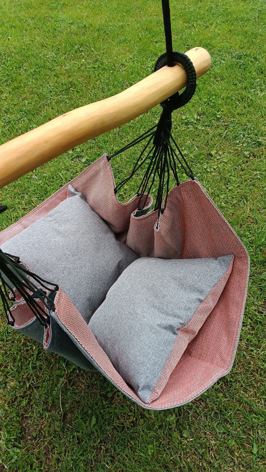 Šūpuļkrēsls Decochair, koks, tekstils, pelēkā, sarkanā krāsā — attēls 3