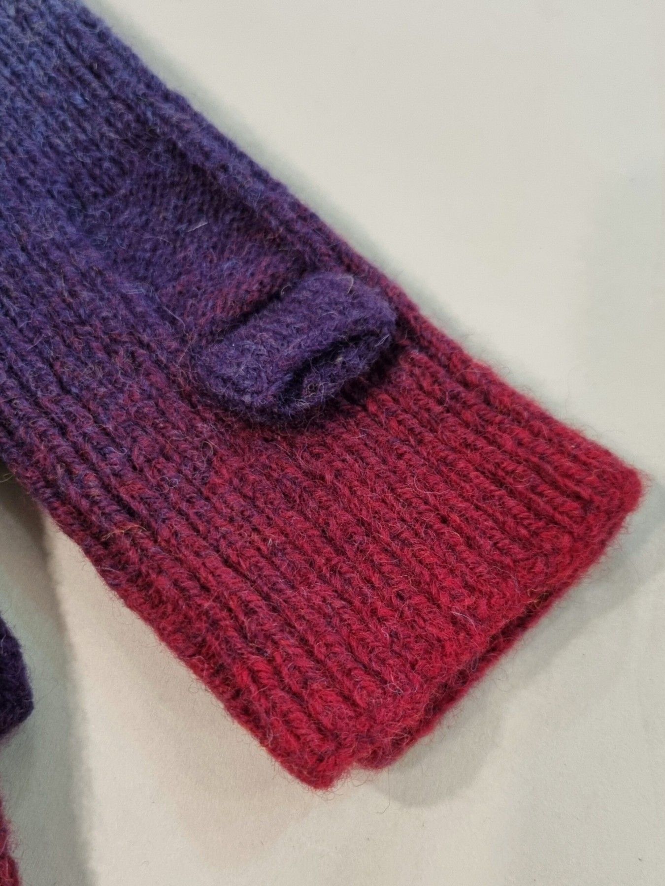 Sieviešu cimdi Tīnes, zilā, violetā, sarkanā krāsā — attēls 2