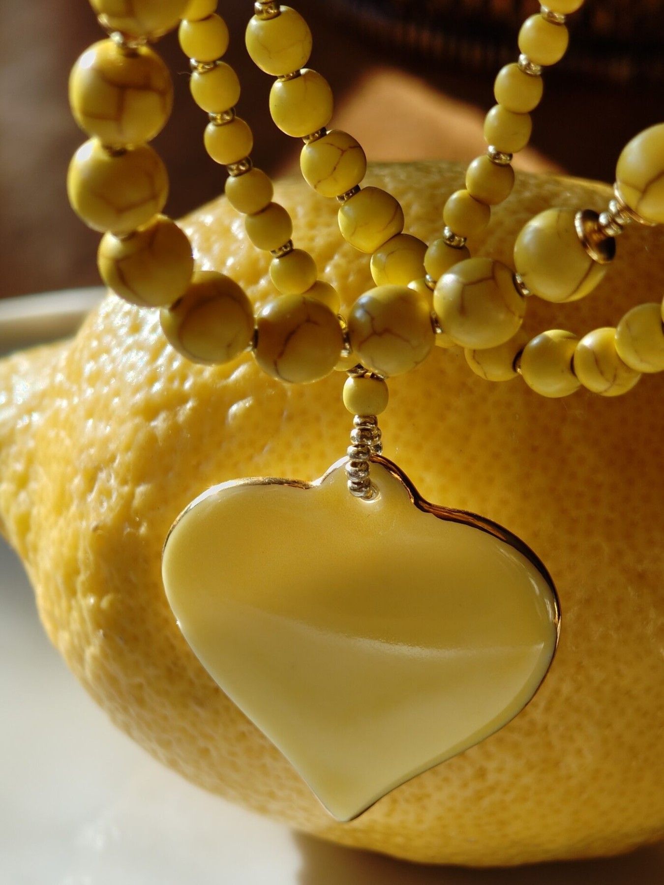 Kaklarota Podziņas porcelāns, dzeltenā, zelta krāsā
