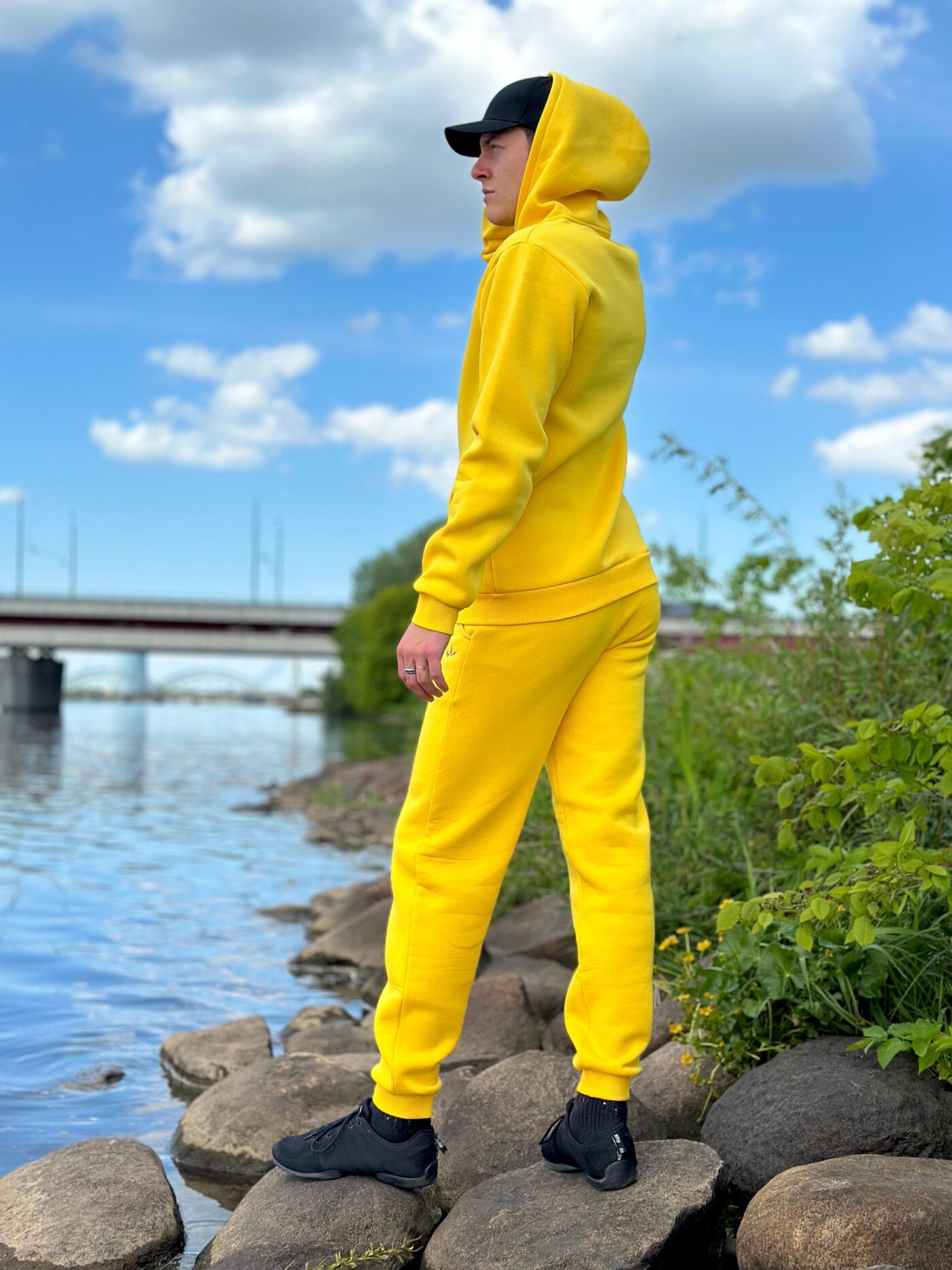 Unisex dzeltena jaka ar kapuci un rāvējslēdzēju "Saule" — attēls 4