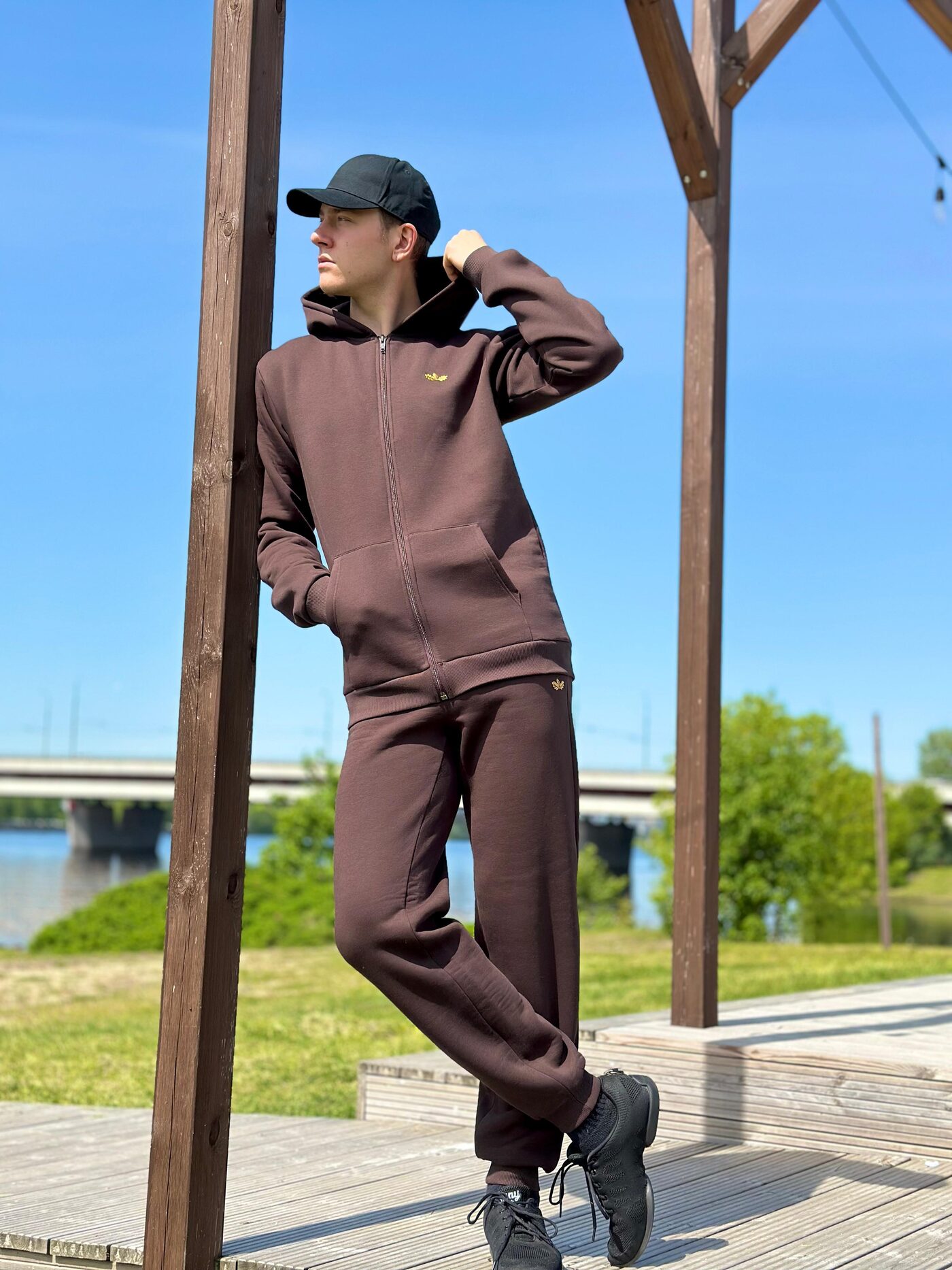 Unisex brūna jaka ar kapuci un rāvējslēdzēju "Ozols" — attēls 2