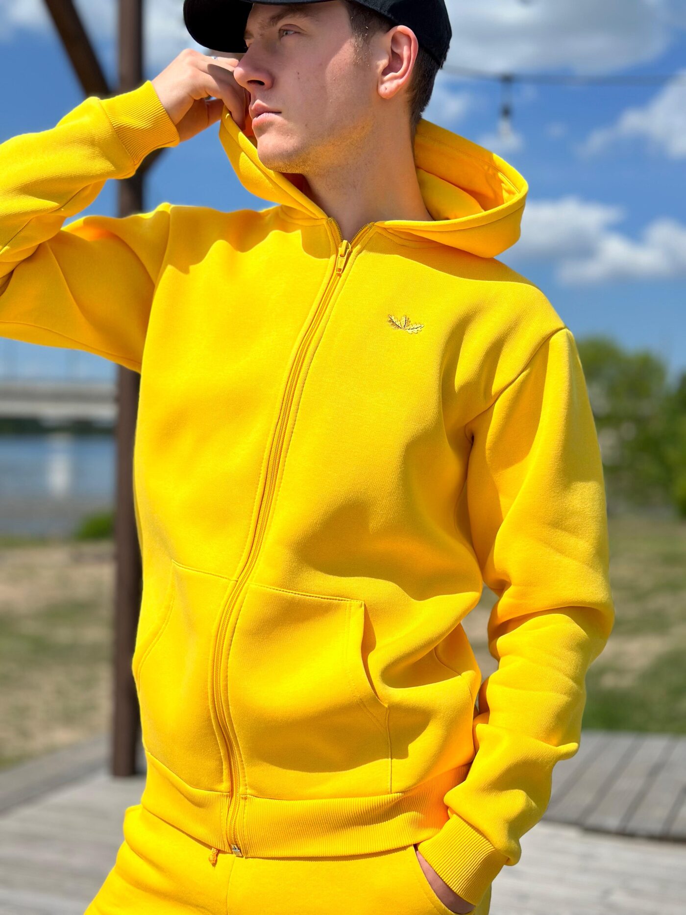 Unisex dzeltena jaka ar kapuci un rāvējslēdzēju "Saule"