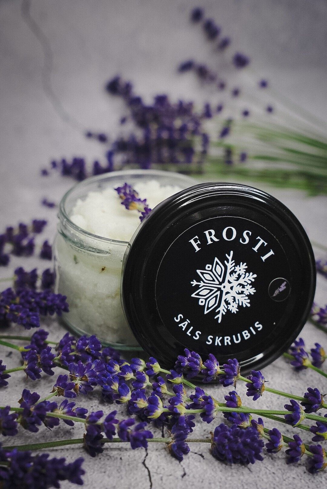 Ķermeņa skrubis Frosti, ziedu aromāts — attēls 4