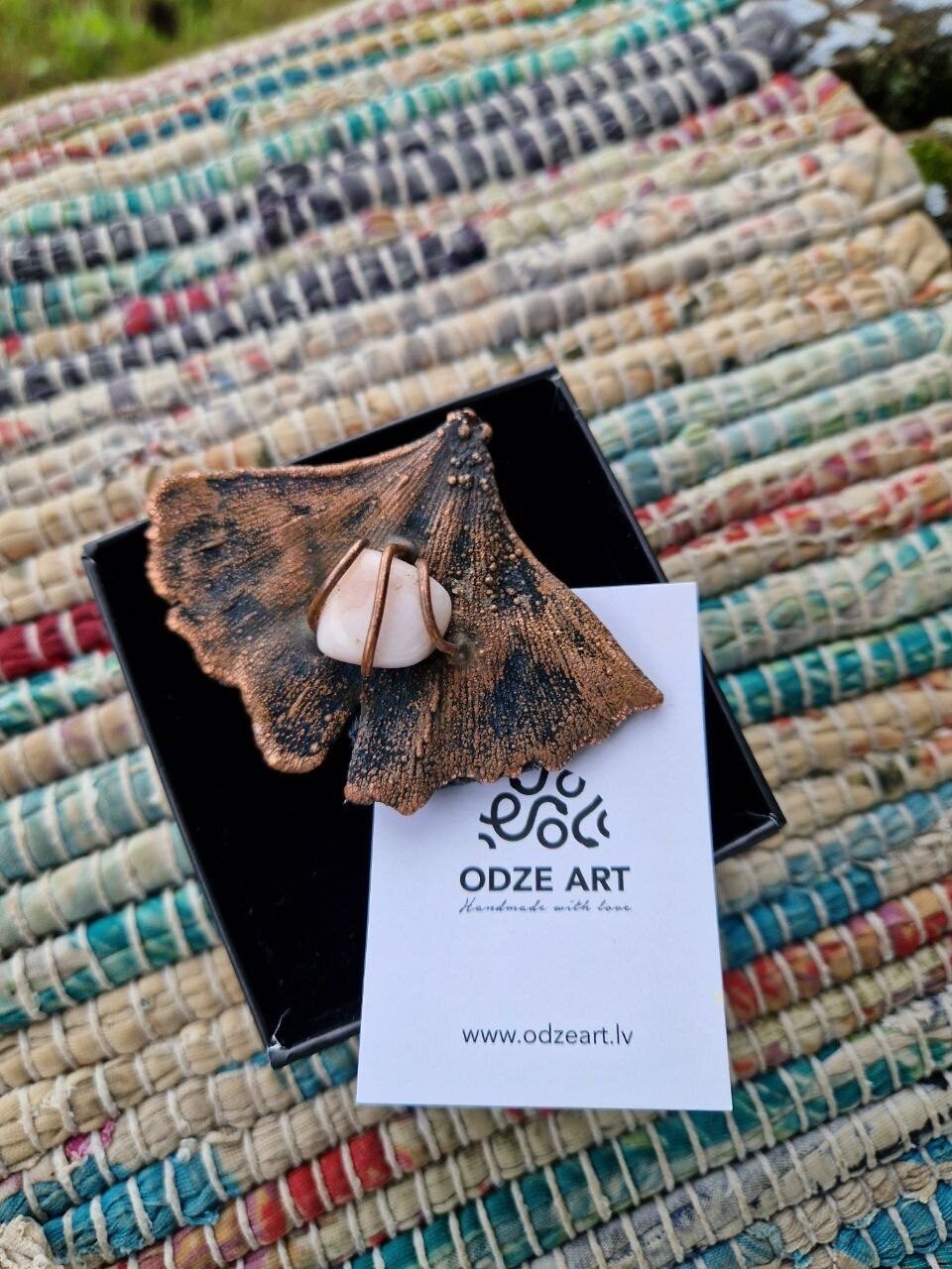 Piespraude Odze Art, brūnā, melnā, baltā krāsā — attēls 2