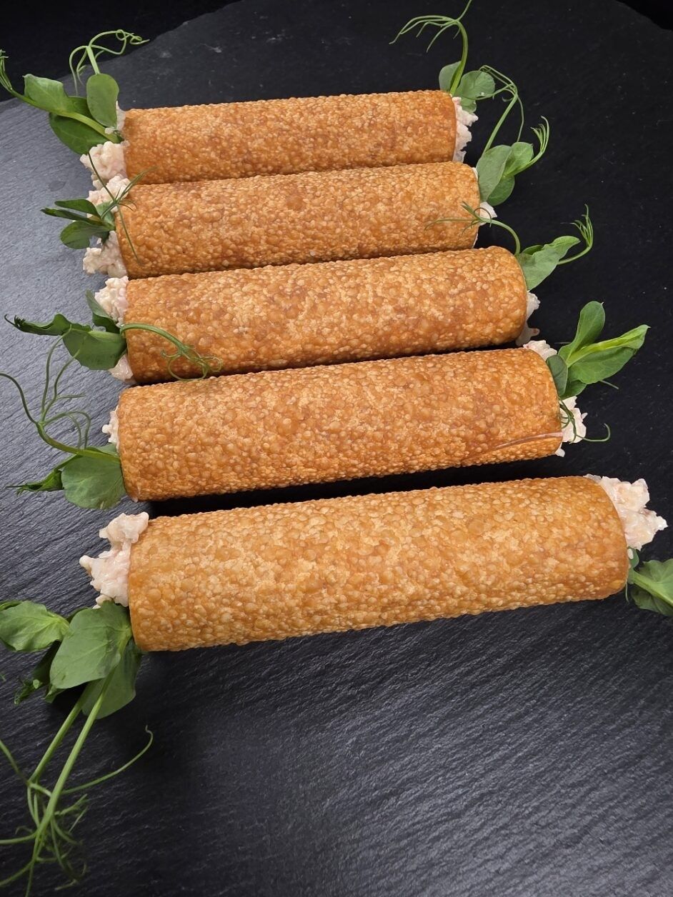 Uzkodas, cannelloni ar krabju, garneļu un laima pildījumu