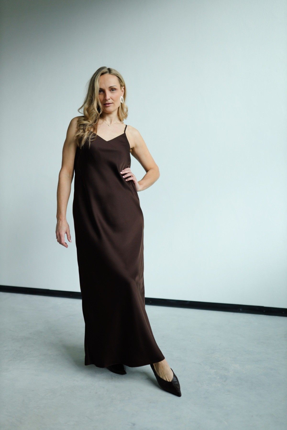 Kleita DEJAMOON, M, L, XL, maksi, satīns, brūnā, melnā krāsā — attēls 4