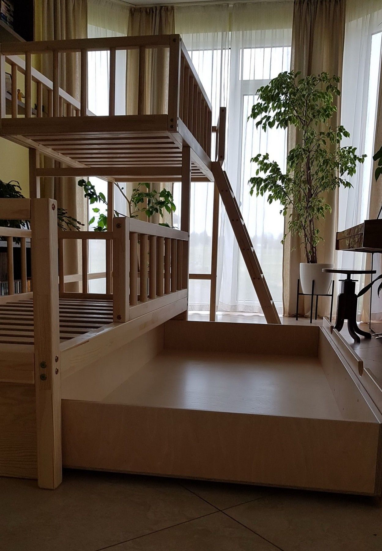 Gulta, divstāvu, masīvkoks, bēšā krāsā — attēls 2