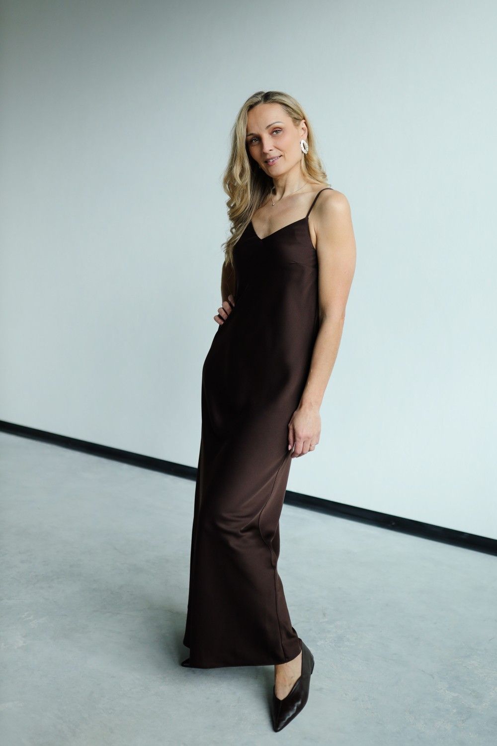 Kleita DEJAMOON, M, L, XL, maksi, satīns, brūnā, melnā krāsā — attēls 2