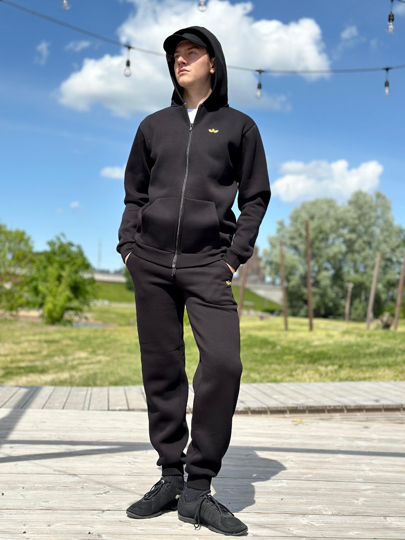 Unisex melna jaka ar kapuci un rāvējslēdzēju "Aronija" — attēls 5