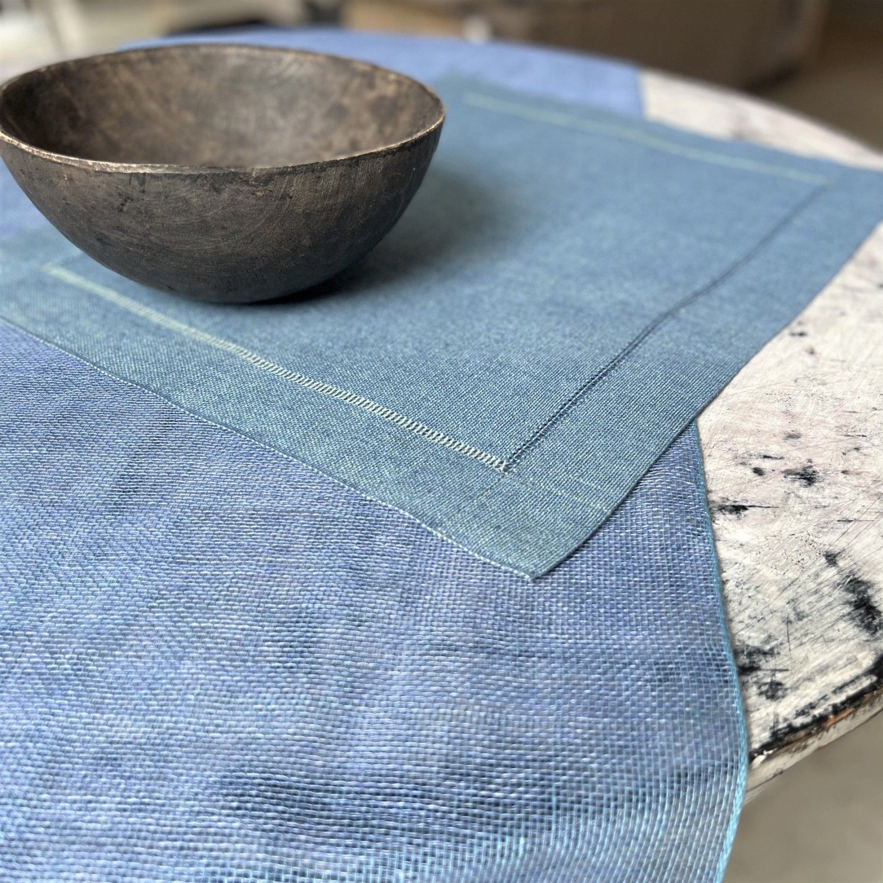 Galda paliktnis Studio Natural, lins, zilā krāsā — attēls 4