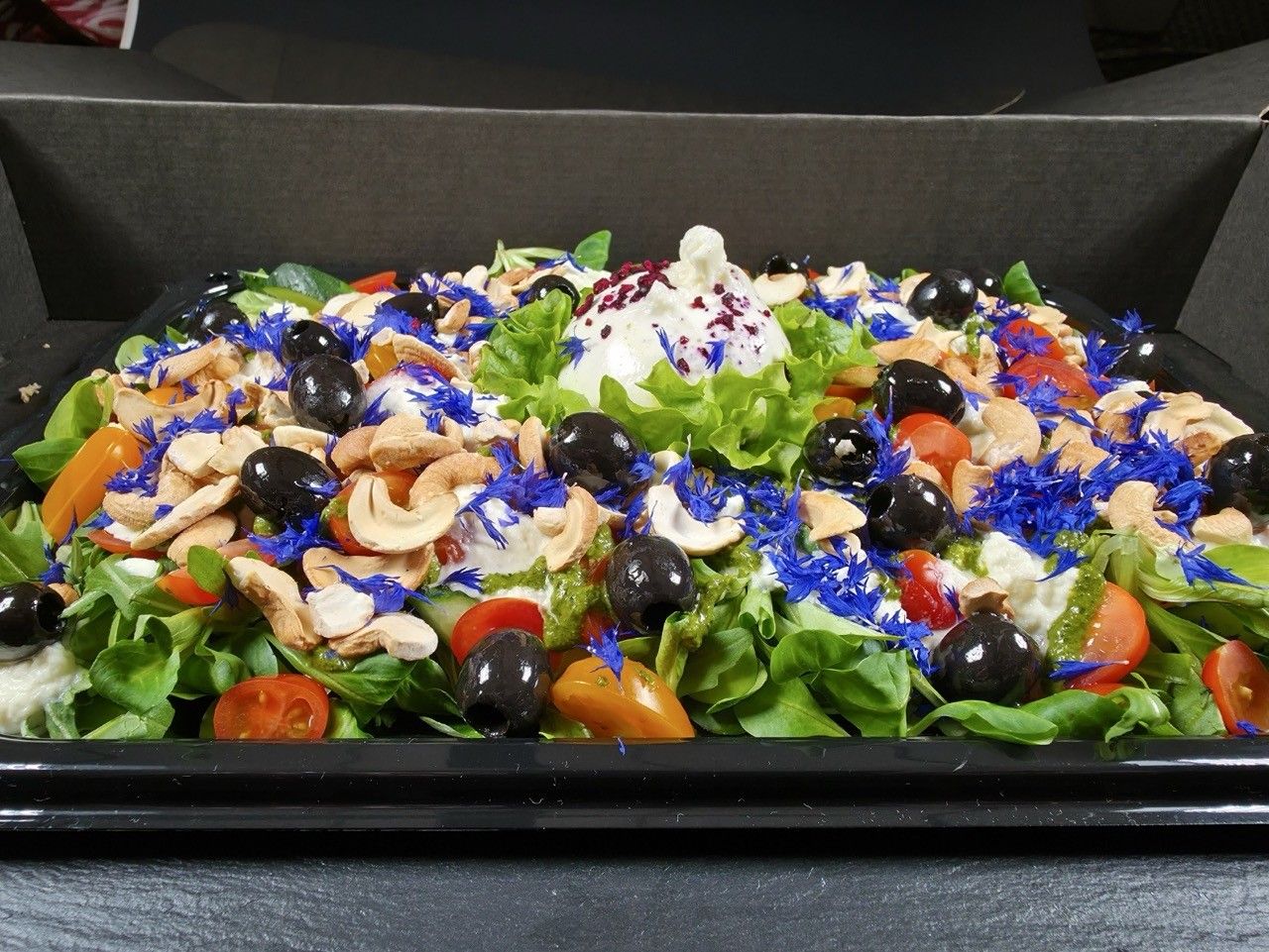 Uzkodas, lapu salāti ar burratu un stracciatella, 1 kg — attēls 2