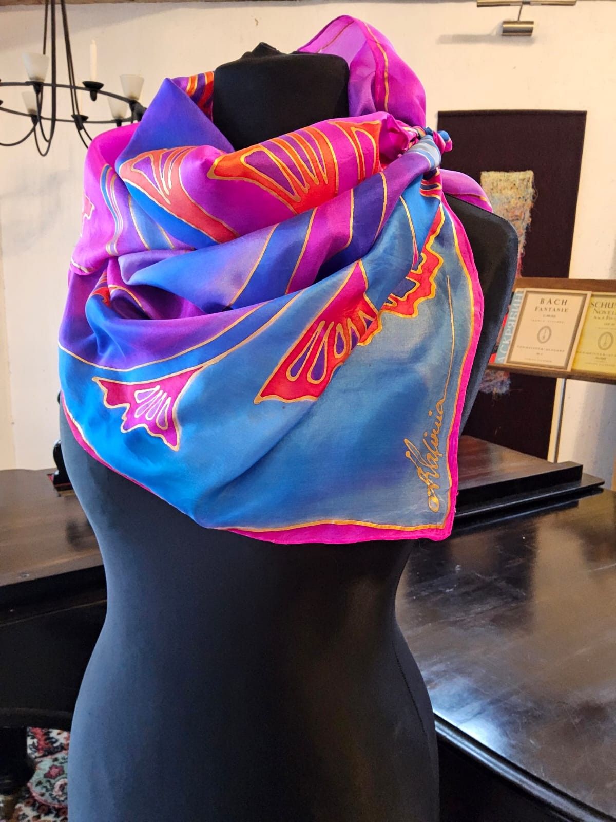 Kaklasaite Agnese Vaļiniece, zīds, rozā, violetā krāsā — attēls 3