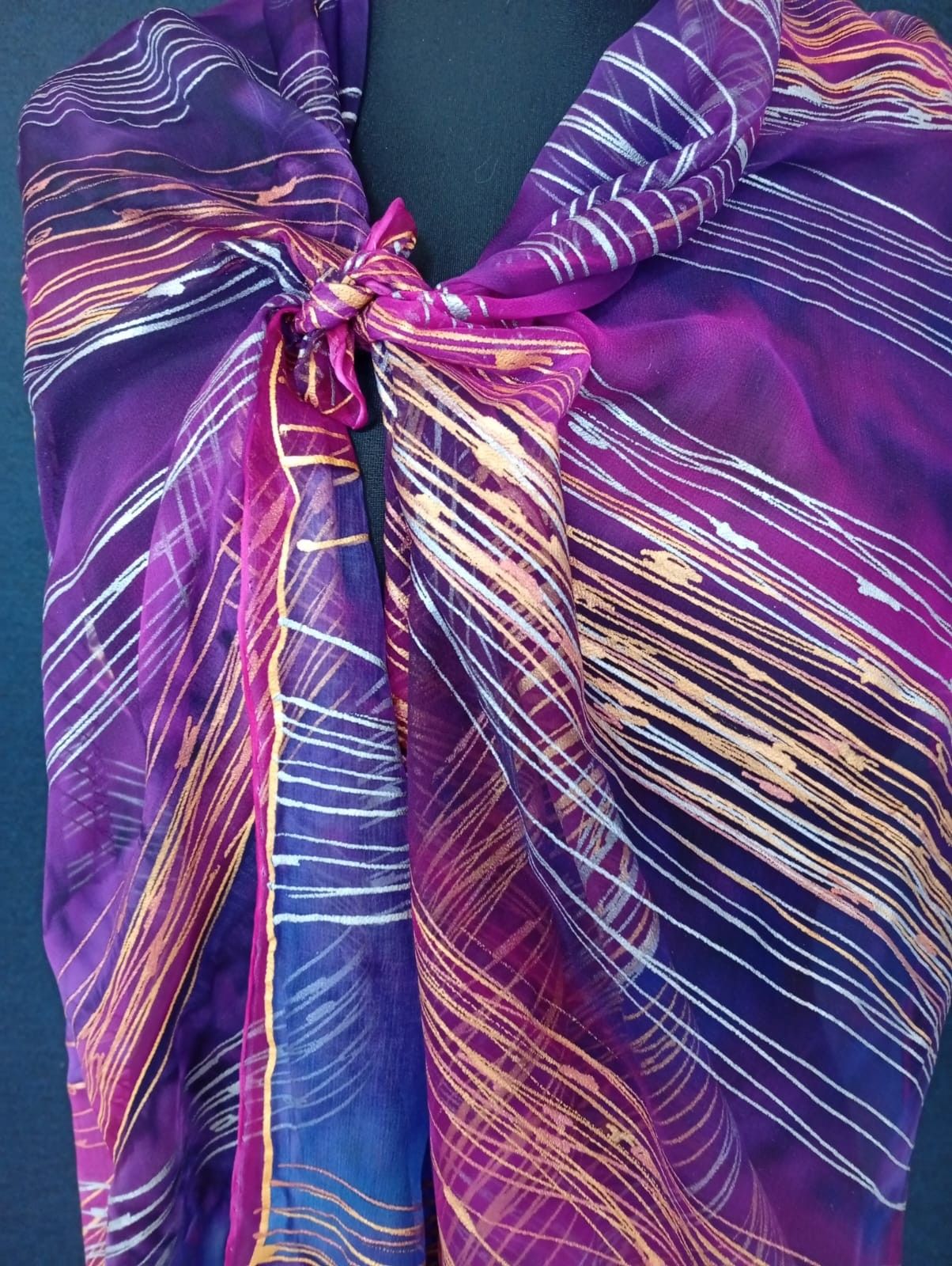 Šalle Agnese Vaļiniece, zīds, violetā, zelta, rozā krāsā — attēls 4