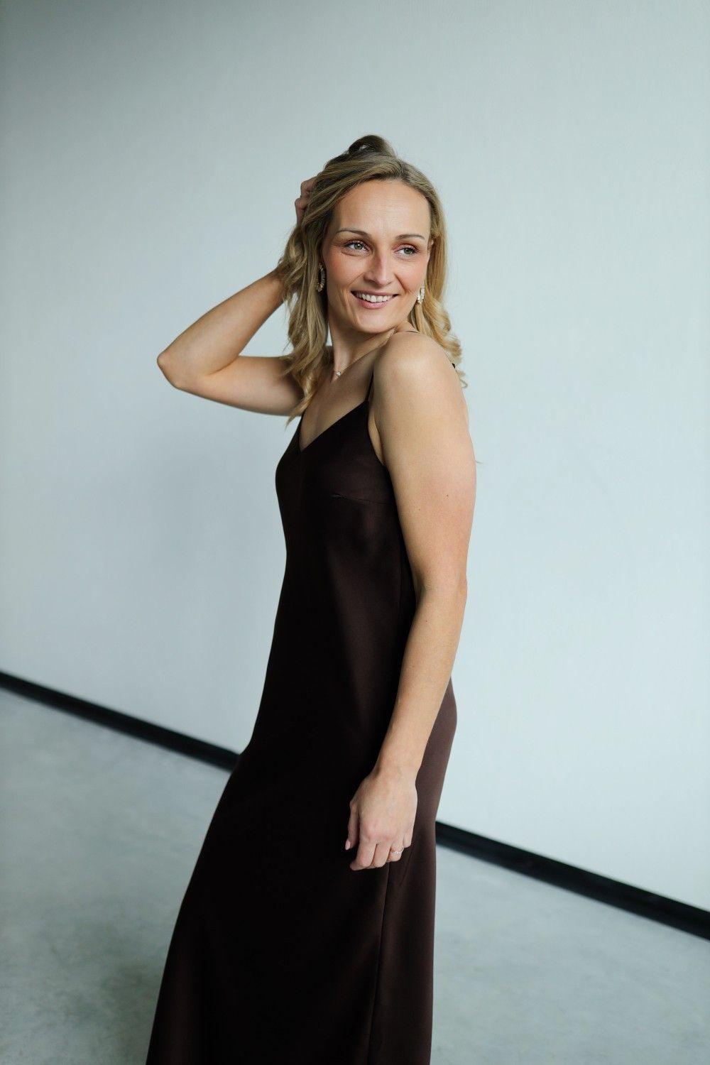 Kleita DEJAMOON, M, L, XL, maksi, satīns, brūnā, melnā krāsā — attēls 3
