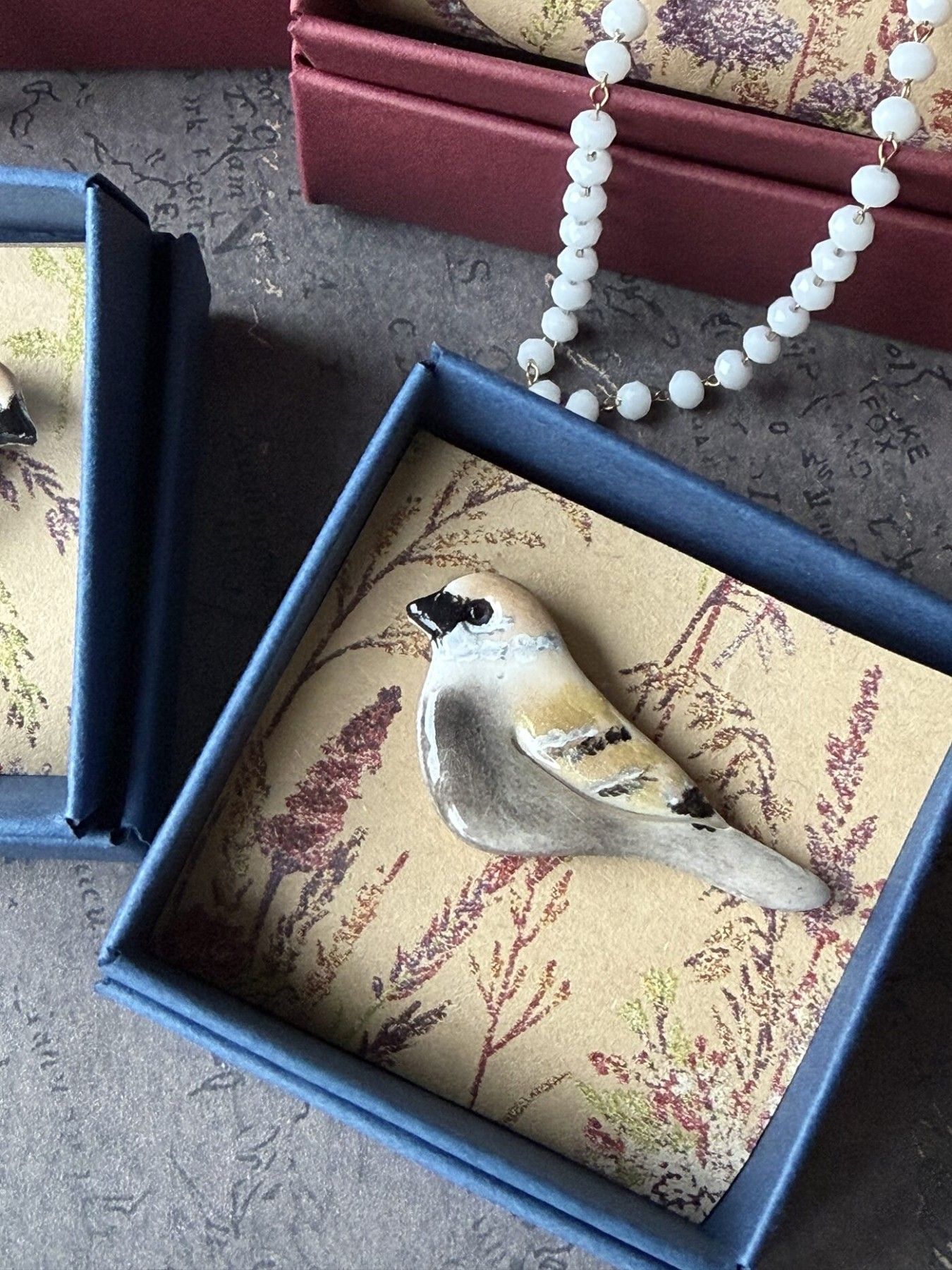 Piespraude Izzi Gizzi Clay, bēšā, melnā, pelēkā krāsā — attēls 2