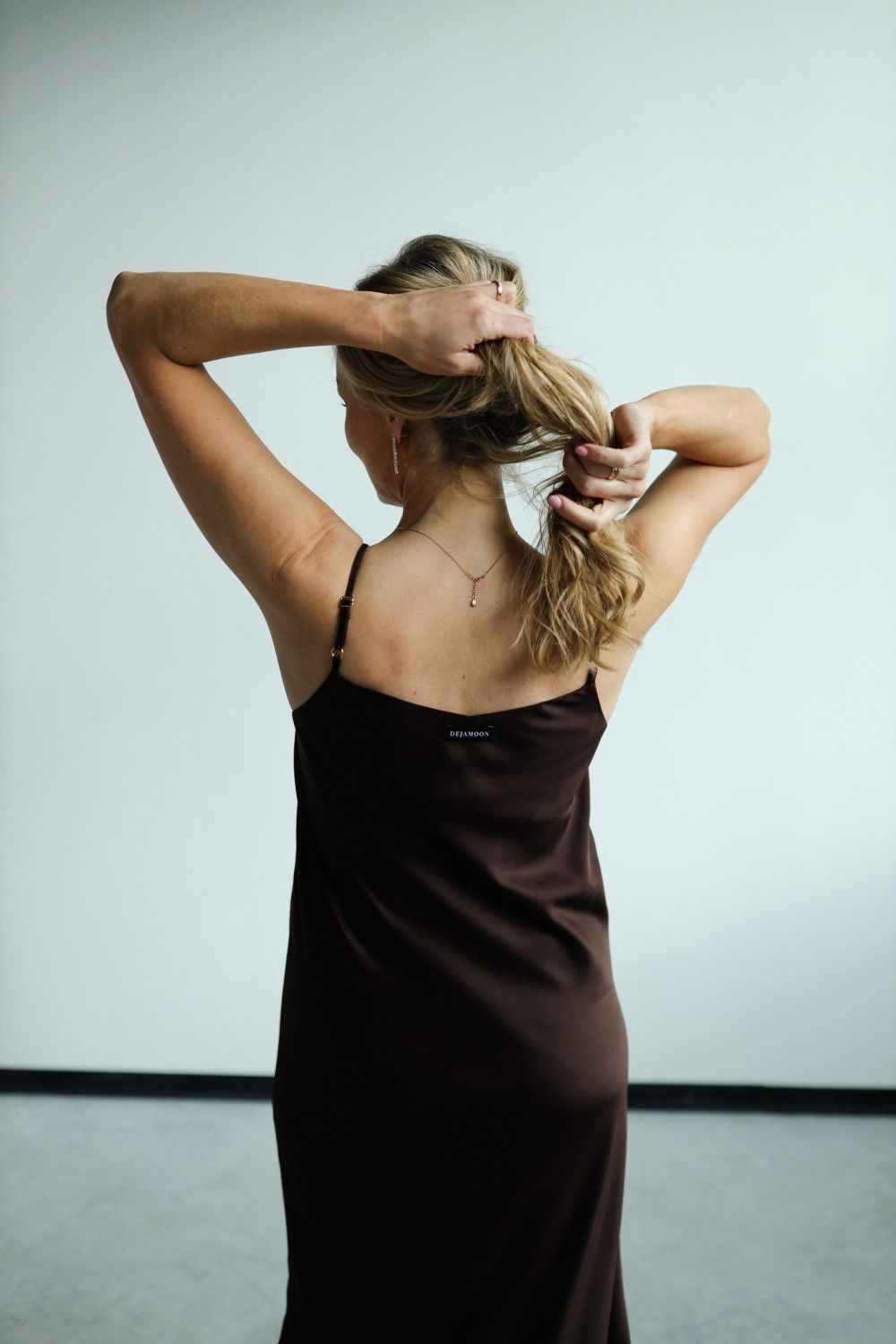 Kleita DEJAMOON, M, L, XL, maksi, satīns, brūnā, melnā krāsā — attēls 5