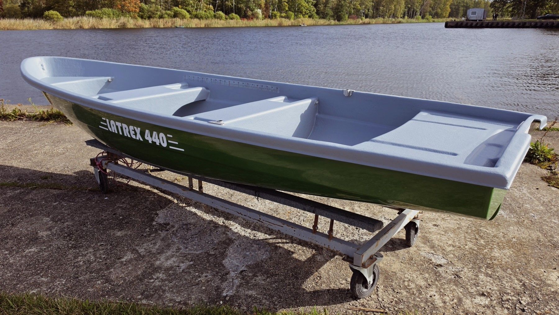 Airu laiva LATREX 440, 4,4 m, stikla šķiedra — attēls 2
