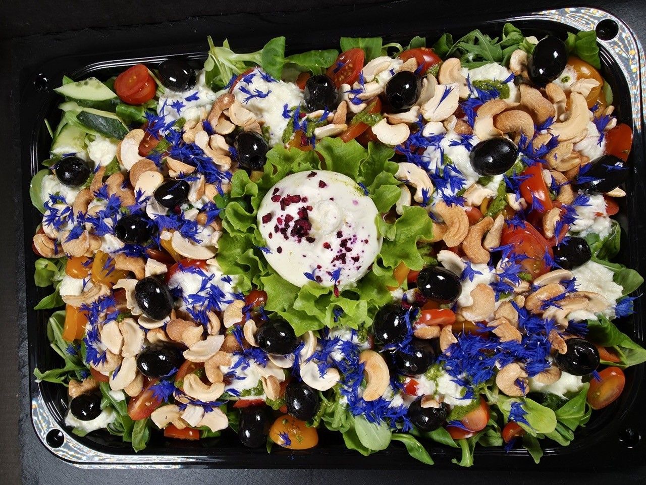 Uzkodas, lapu salāti ar burratu un stracciatella, 1 kg — attēls 3