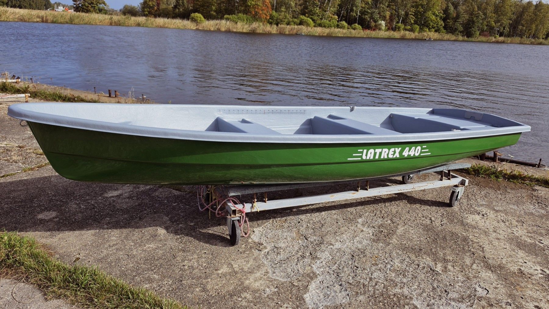 Airu laiva LATREX 440, 4,4 m, stikla šķiedra