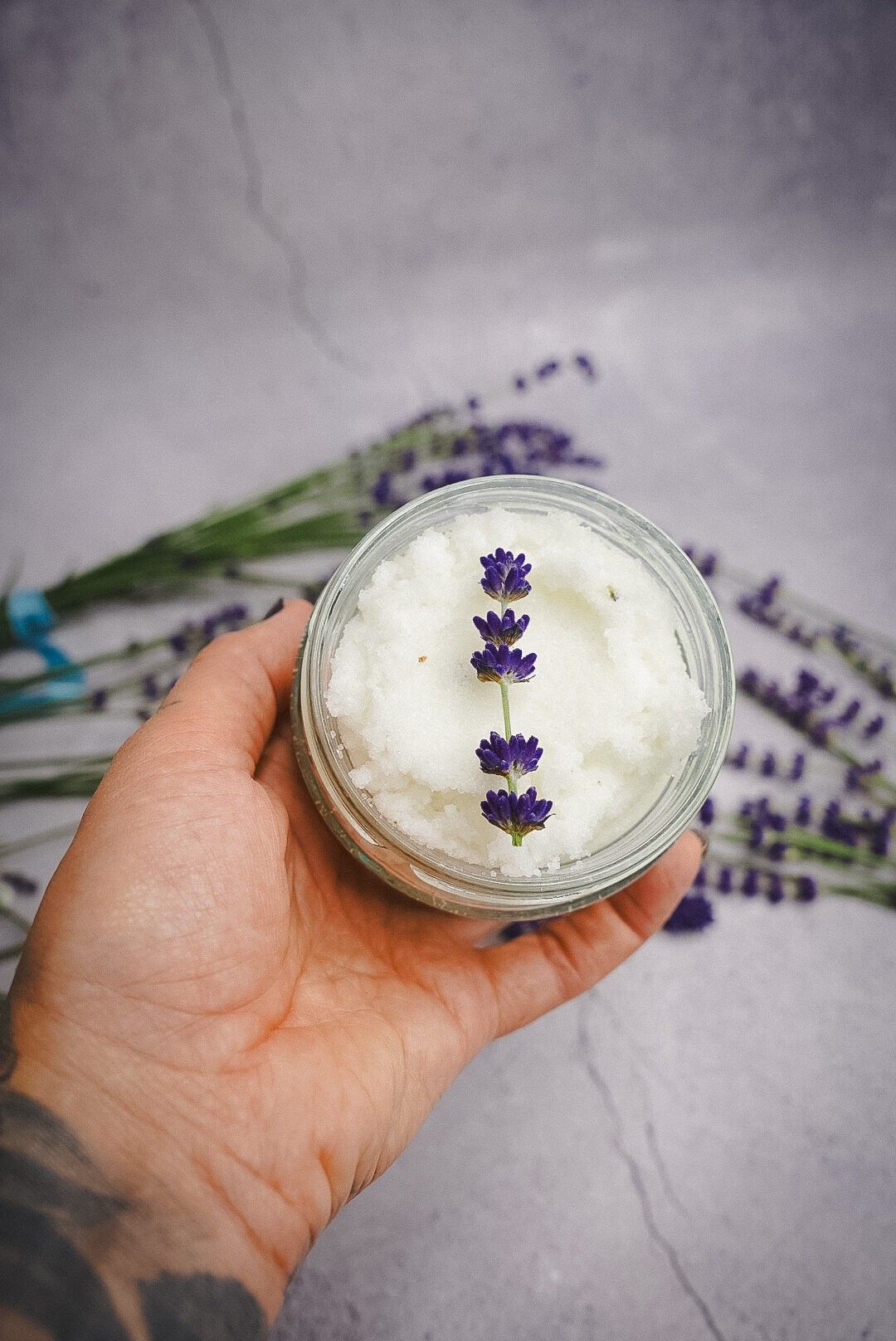 Ķermeņa skrubis Frosti, ziedu aromāts — attēls 2