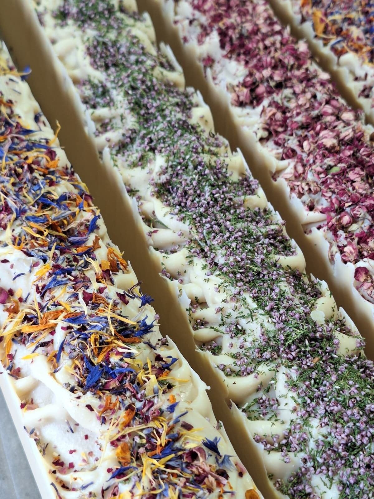 Cietās ziepes Ezervanna, ziedu aromāts, 130 g — attēls 2