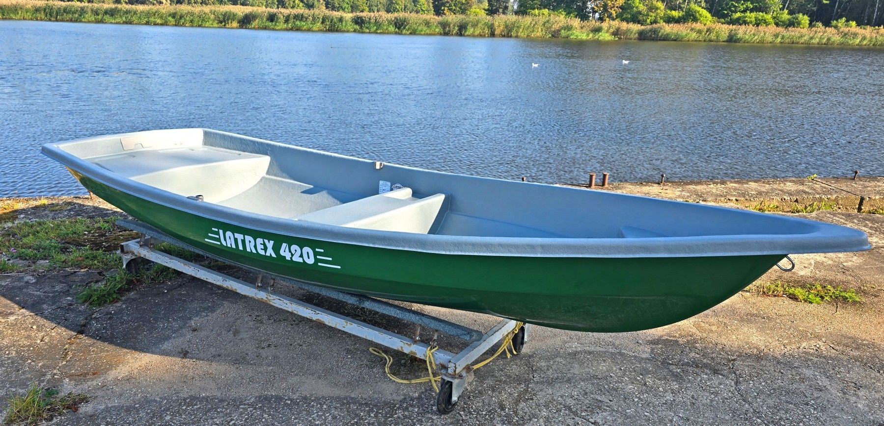 Airu laiva LATREX 420, 4,23 m, stikla šķiedra — attēls 2