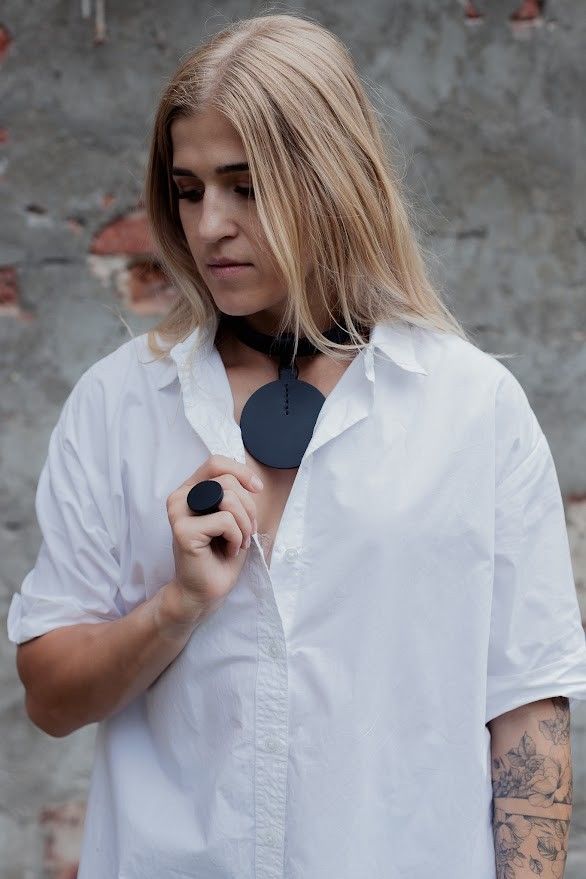 Kaklarota Liene Zeiliša, āda, melnā krāsā — attēls 4